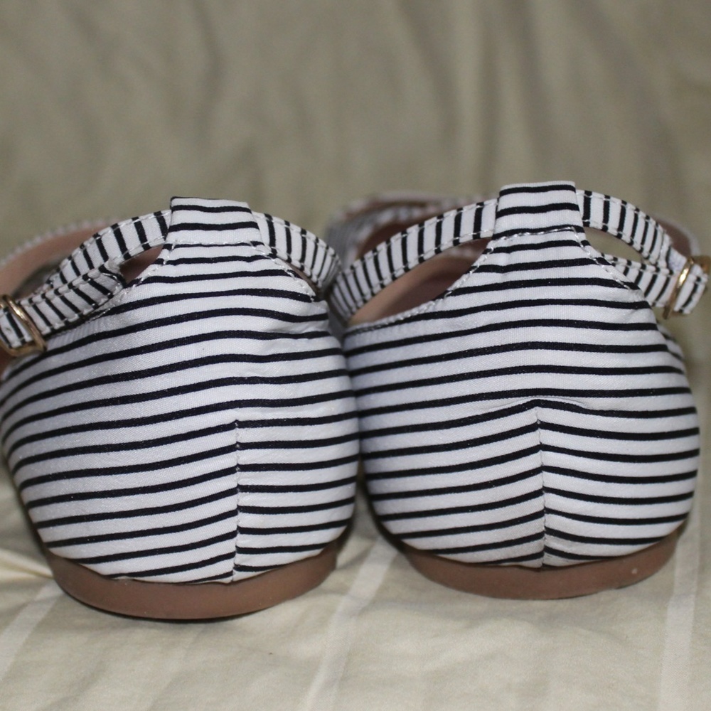 Woman's Flats Sz 7 1/2 Pointed toe, strapped, sandals - Picture 5 of 10